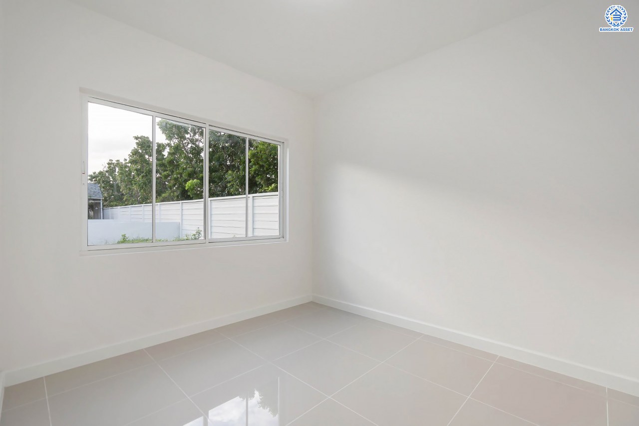 บ้านมือสองตกแต่งใหม่ โครงการ เดอะวิลเลจ แจ้งวัฒนะ-ติวานนท์ หลังมุม เนื้อที่ 55 ตร.ว. ดีไซน์ตอบทุกไลฟ์สไตล์ ฟังก์ชัน 3 ห้องนอน 2 ห้องน้ำ จอดรถได้ 2 คัน Living ชั้นล่างกว้างขวาง สามารถกั้นเป็นห้องเพิ่มได้สบาย ๆ บนทำเลติดถนนใหญ่ เชื่อมต่อทุกเส้นทาง ใกล้รถไฟฟ้าสายสีชมพู "สถานีแจ้งวัฒนะ-ปากเกร็ด28" และจุดขึ้นทางด่วน "ศรีสมาน"